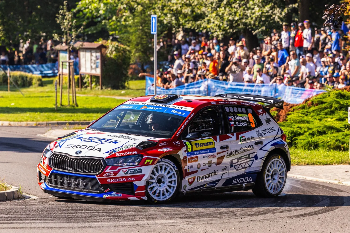 Závodní vůz na trati Barum Czech Rally Zlín před diváky